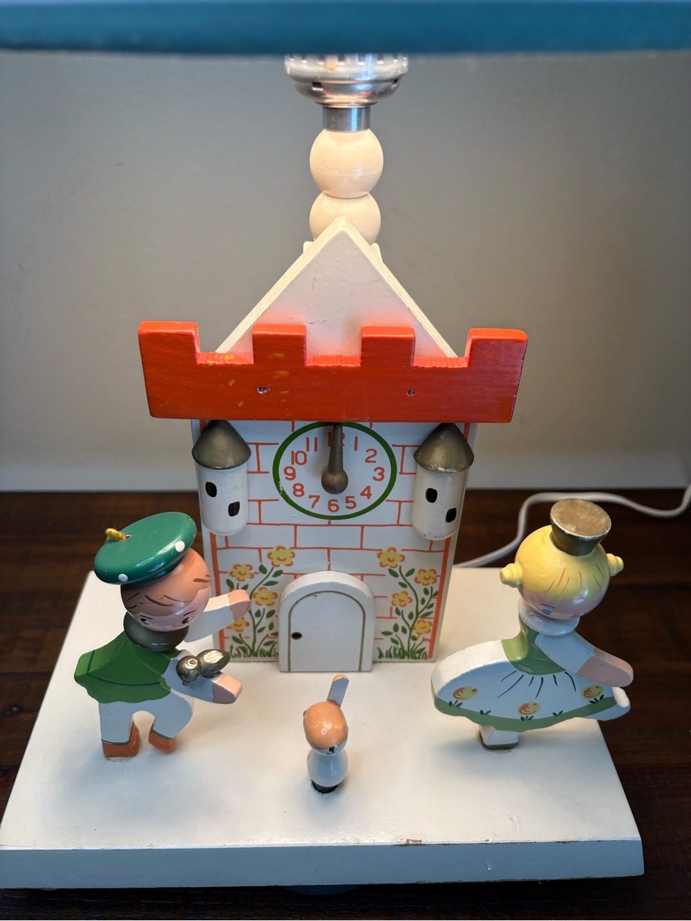 Vintage Irma Wooden Children’s Lamp Featuring Hand-Painted Figures - Picture 2 of 15